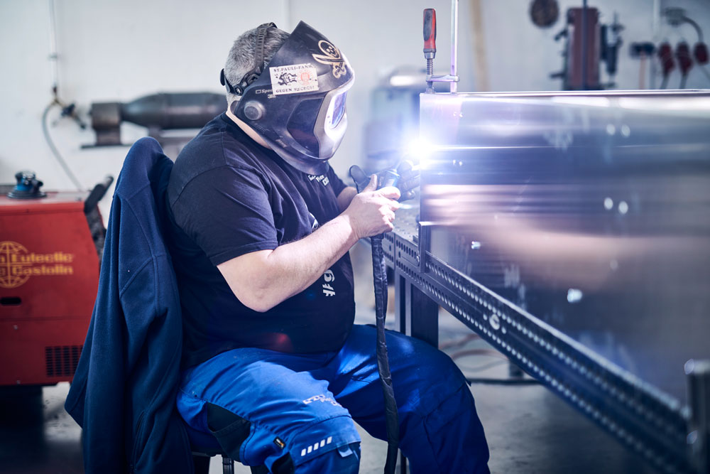 Pieé-GmbH-Reichelsheim-CNC-Blechbearbeitung-und-Pulverbeschichtung–Umformtechnik-Pulverbeschichtung-oder-Oberflächenbehandlung-Schweißtechnik